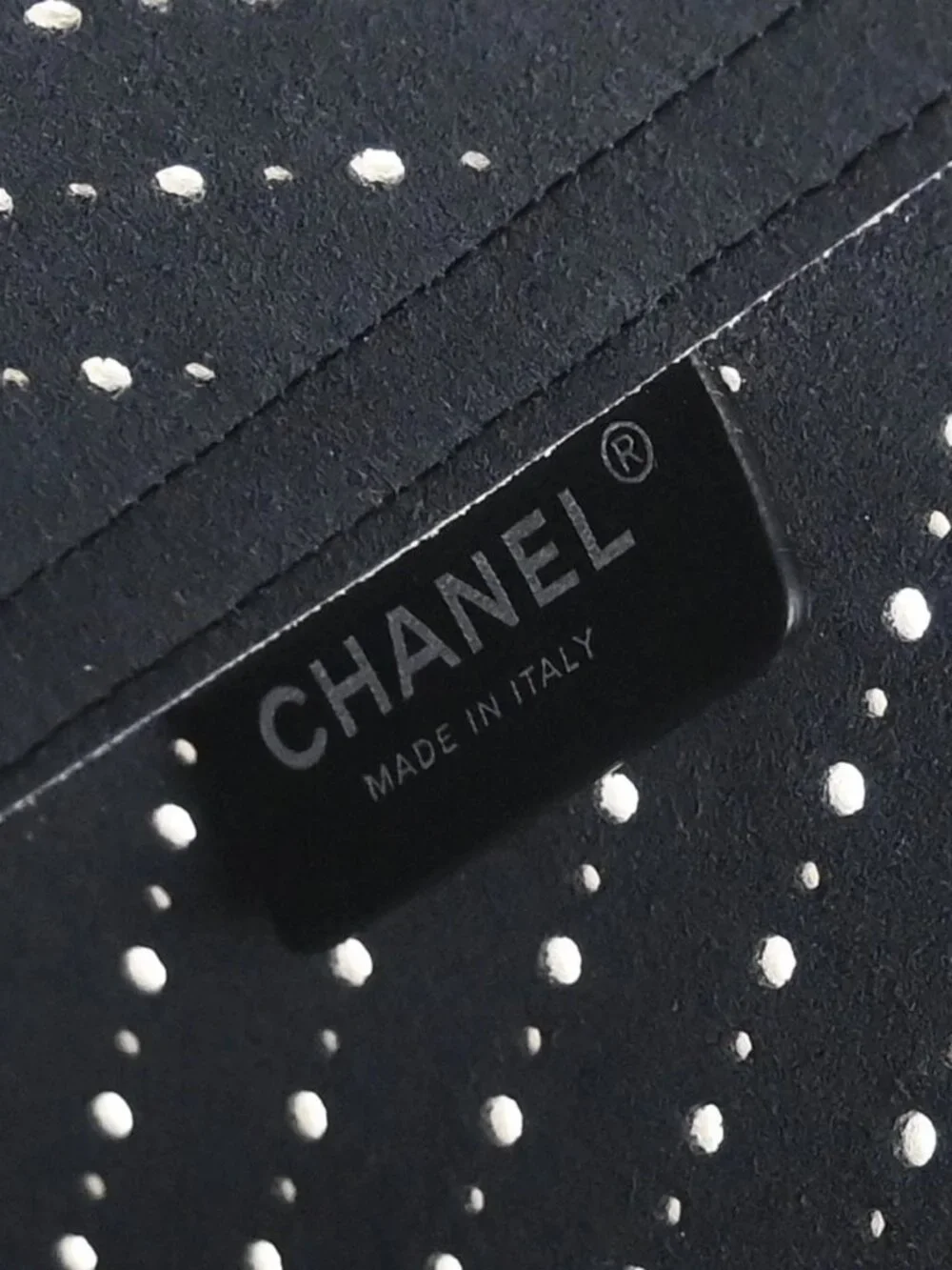 CHANEL outside 	sa